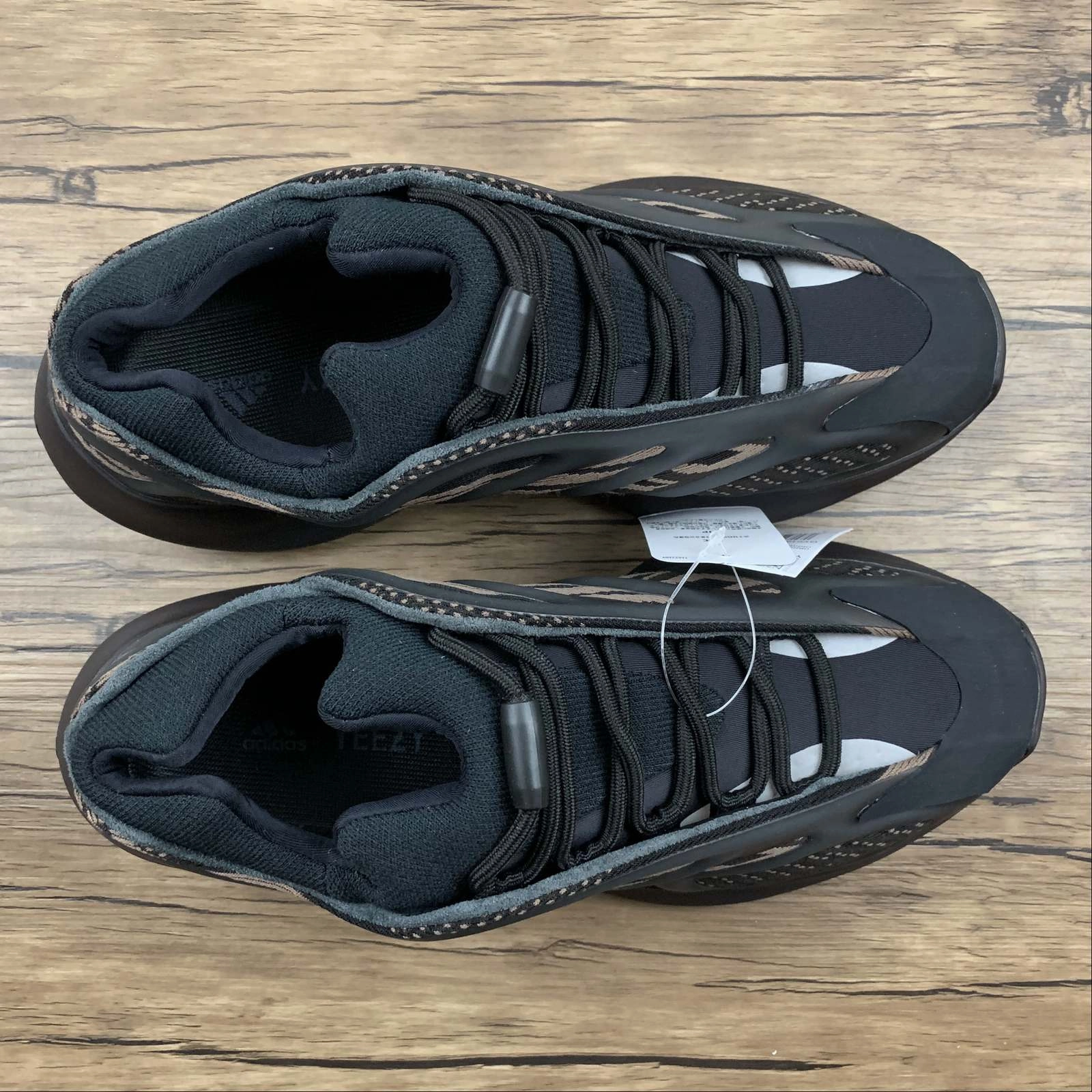 Adidas Yeezy Boost 700 V3 Black Black Gold GY0189 Enhanced grip
