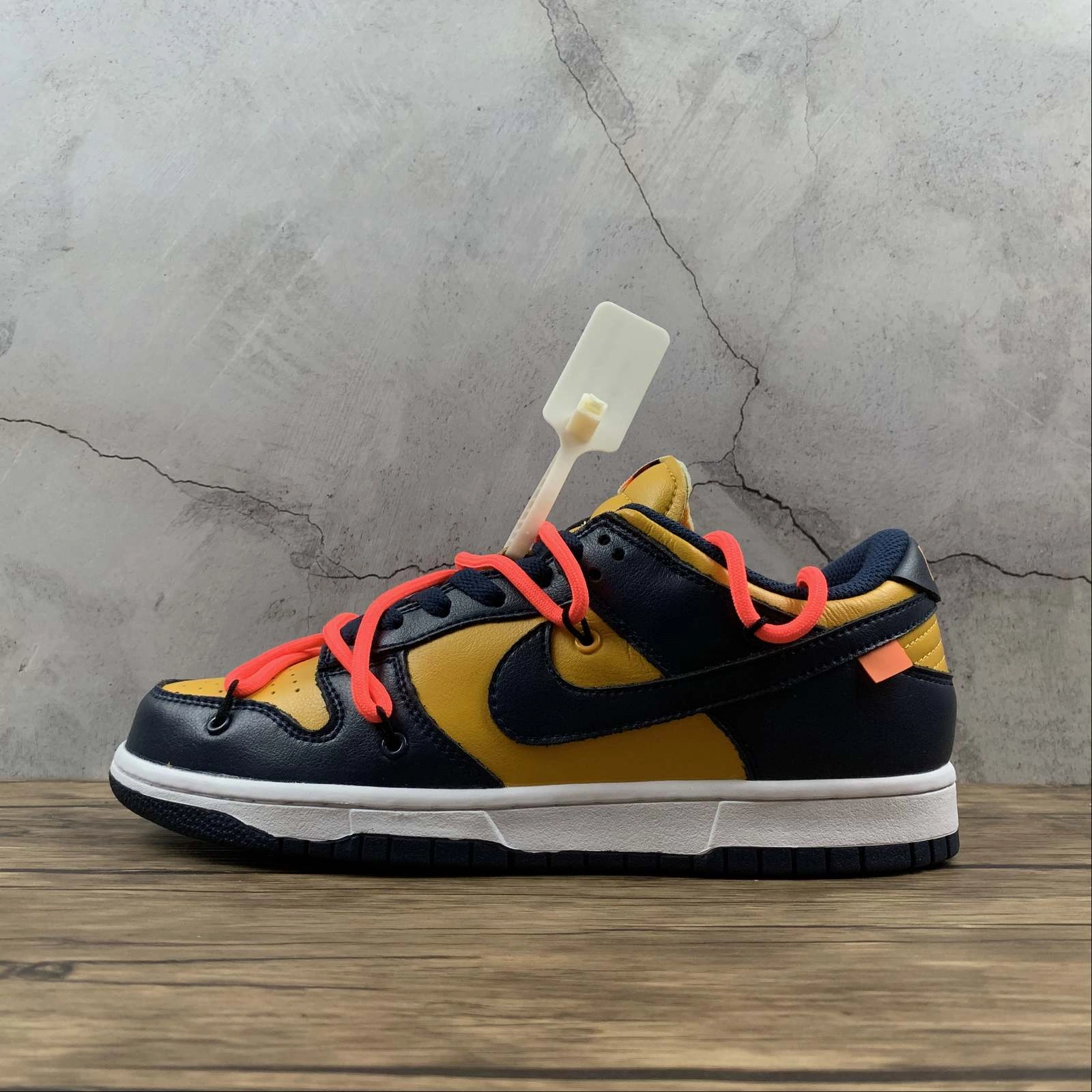 Dunk Low LTHR OW FUTURA Dk.Blue Yellow CT0856-700 Compact Fit