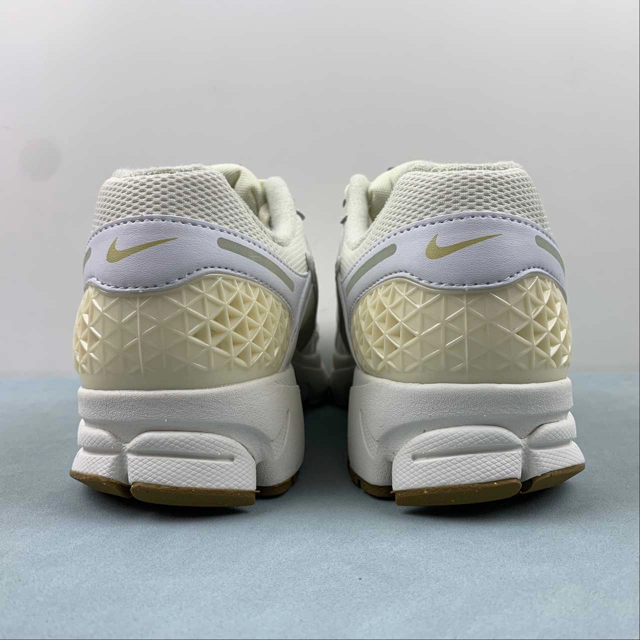 Comfort Feel Zoom Vomero 5 Sail Buff Gold Sea Glass FV3638-171