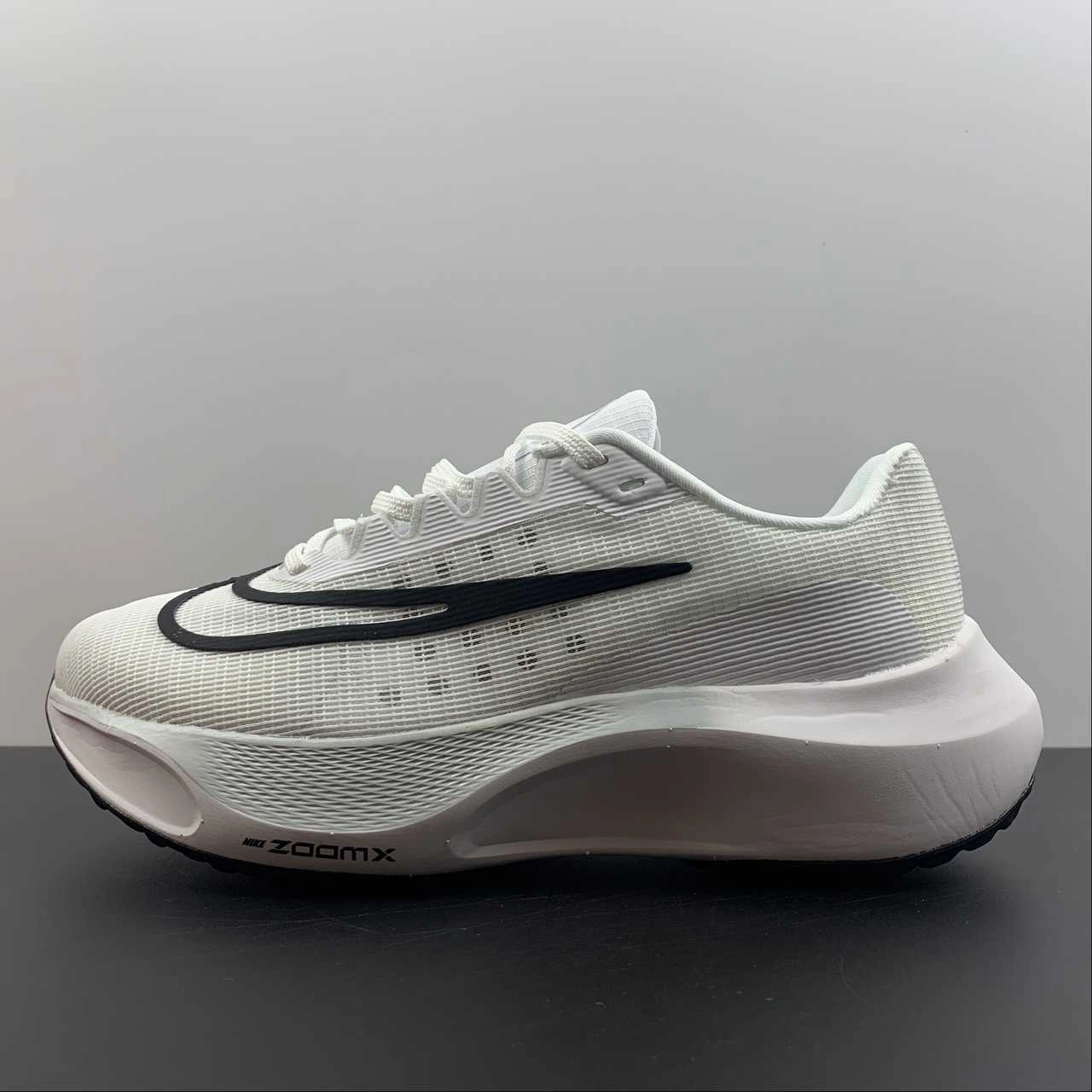 Zoom Fly 5 White White-Black DM8968-500 Inner lining minimizes sweat buildup and friction