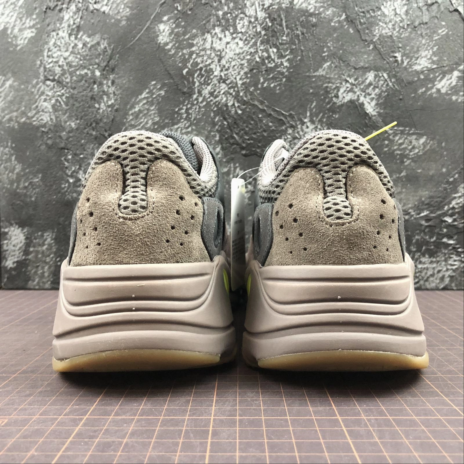 running for endurance shoes Adidas Yeezy Boost 700 Mauve EE9614