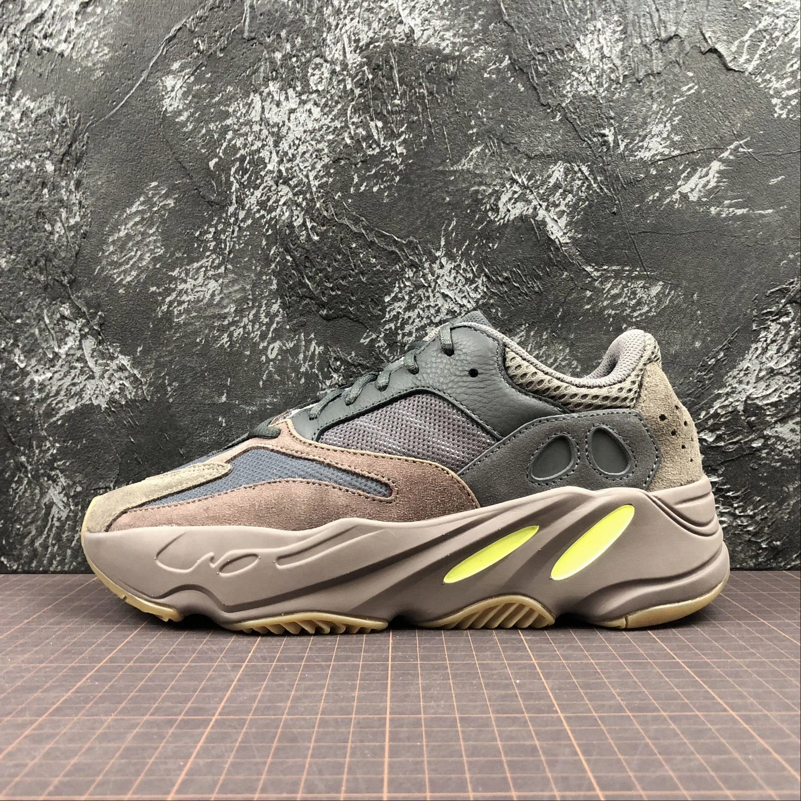 Adidas Yeezy Boost 700 Mauve EE9614 concrete running shoes