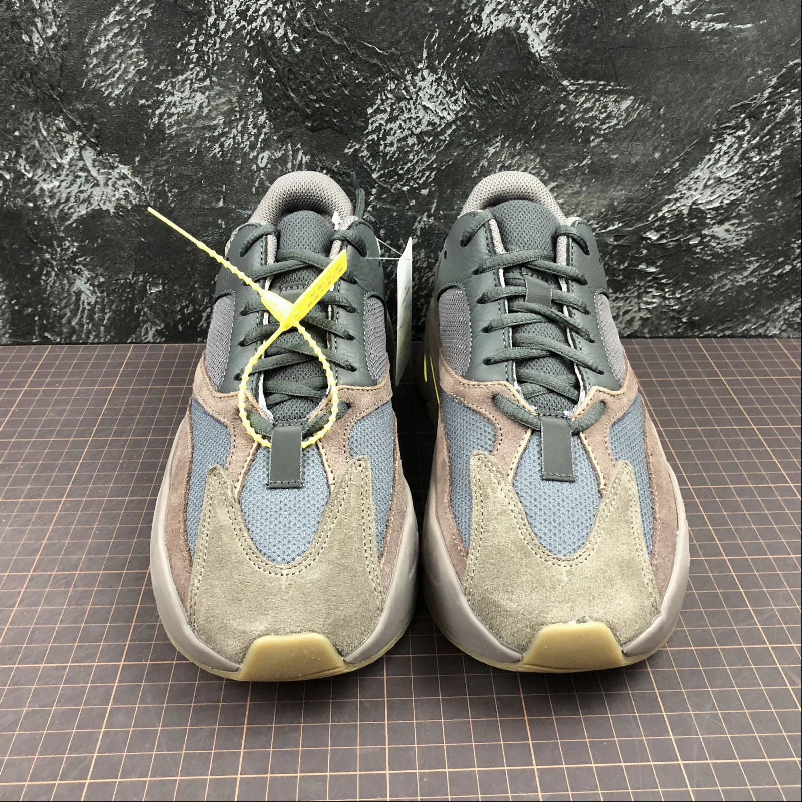 trail - suitable collector's - item running gear Adidas Yeezy Boost 700 Mauve EE9614