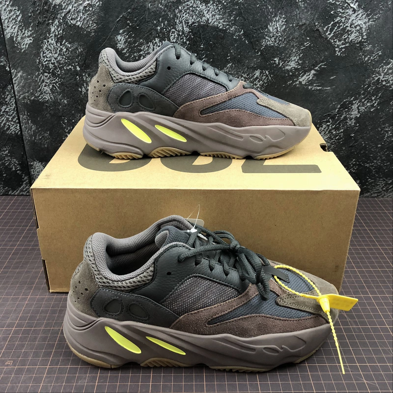 Adidas Yeezy Boost 700 Mauve EE9614 foot - mobility running shoes race shoes