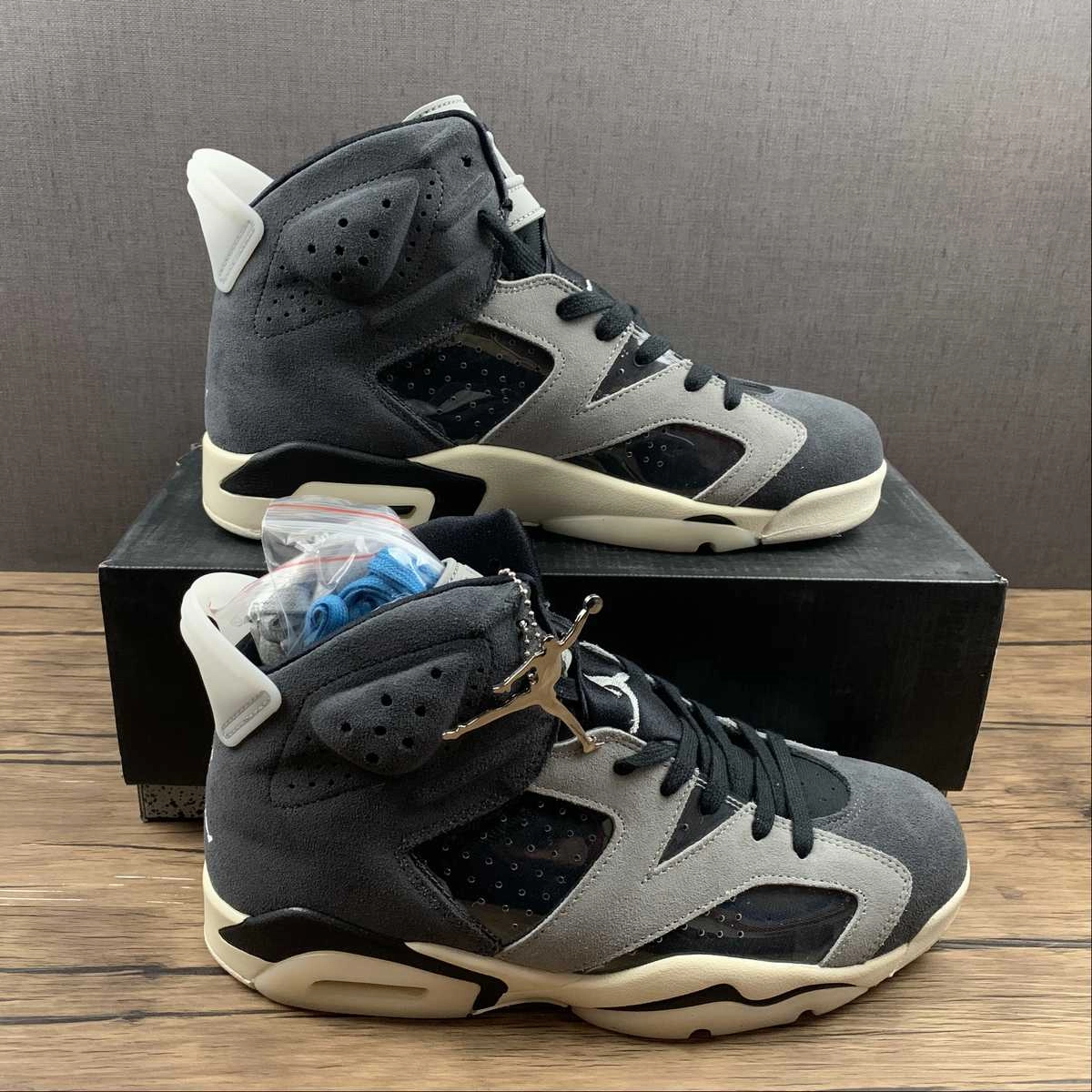 Footwork Focused Fit Air Jordan 6 Retro Black Chrome-Lt Smoke Grey CK6635-001