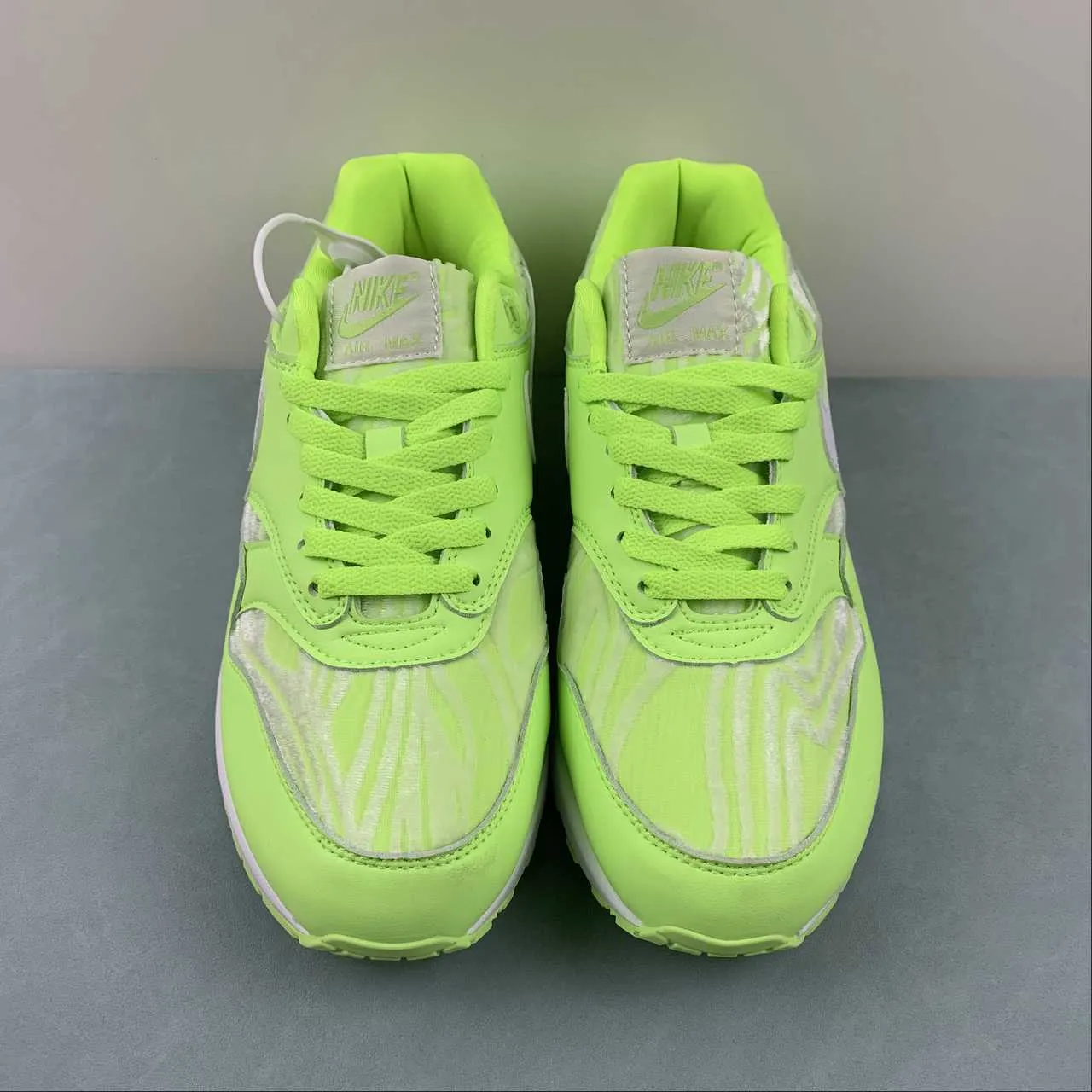 Air Max 1 PRM Barely Volt White FN6832-702 Solo running posture