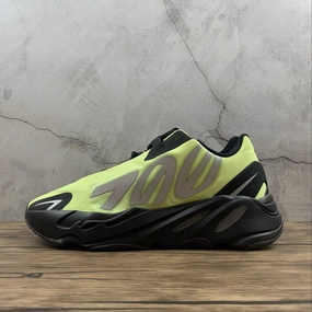Stride Balance Adidas Yeezy Boost 700 MNVN Phopho FV4443