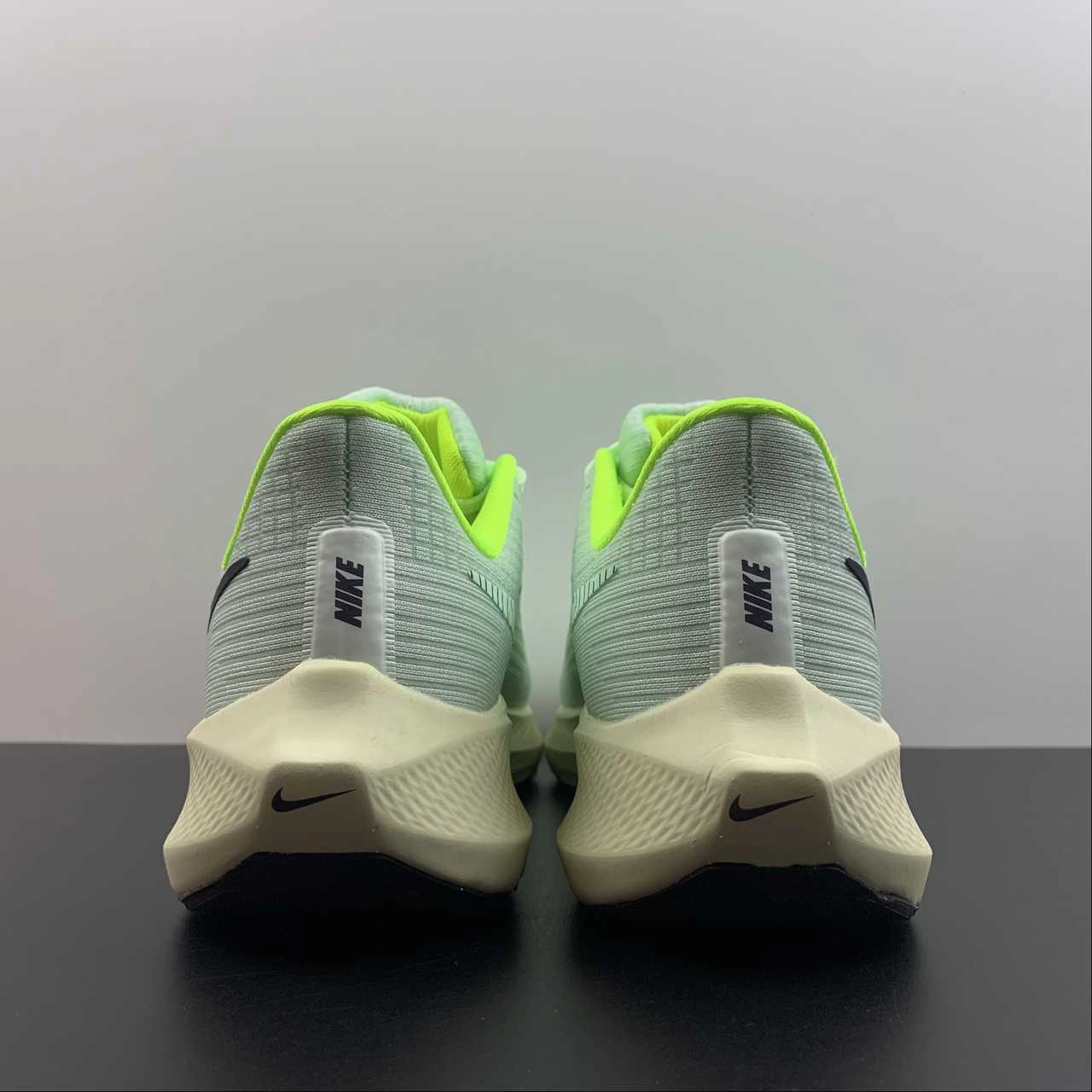 Push Workout Heel-to-toe transitions feel fluid and responsive Air Zoom Pegasus 39 Light Green Fluorescent Green Metallic Green Black DH4072-301