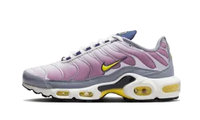 Easy On And Off running in a jungle area shoes Nike Air Max Plus Violet Dust